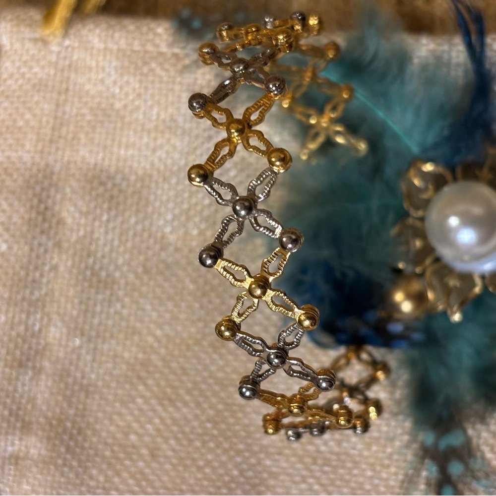 NWOT-Elegant Gold&Silver BRACELET WHICH BECOMES A RING TOO.Fits most hand sizes